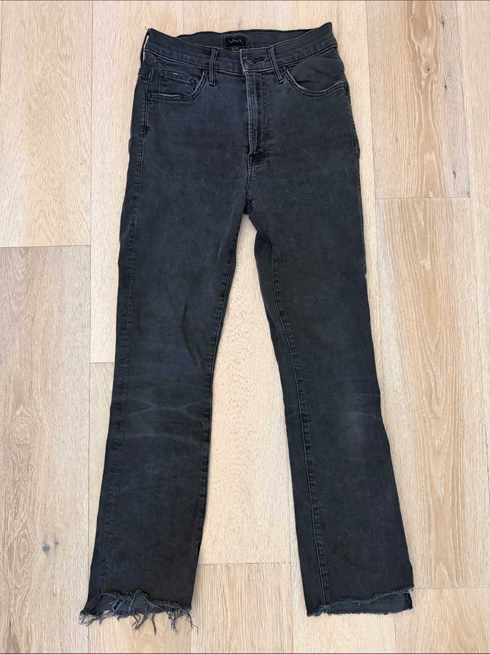 MOTHER: the insider crop step fray in not guilty: Black Raw-Hem Straight Jeans